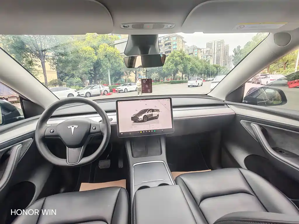 Tesla Model Y — миниатюра 6