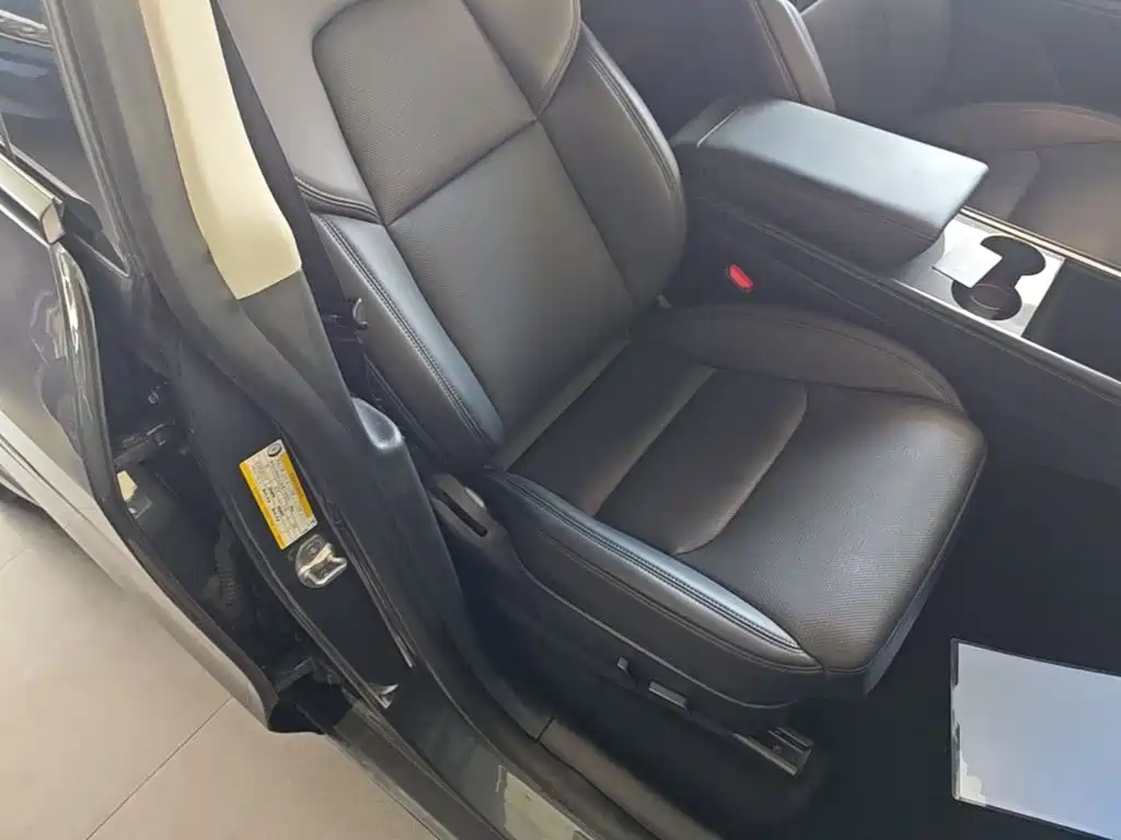Tesla Model Y — миниатюра 25