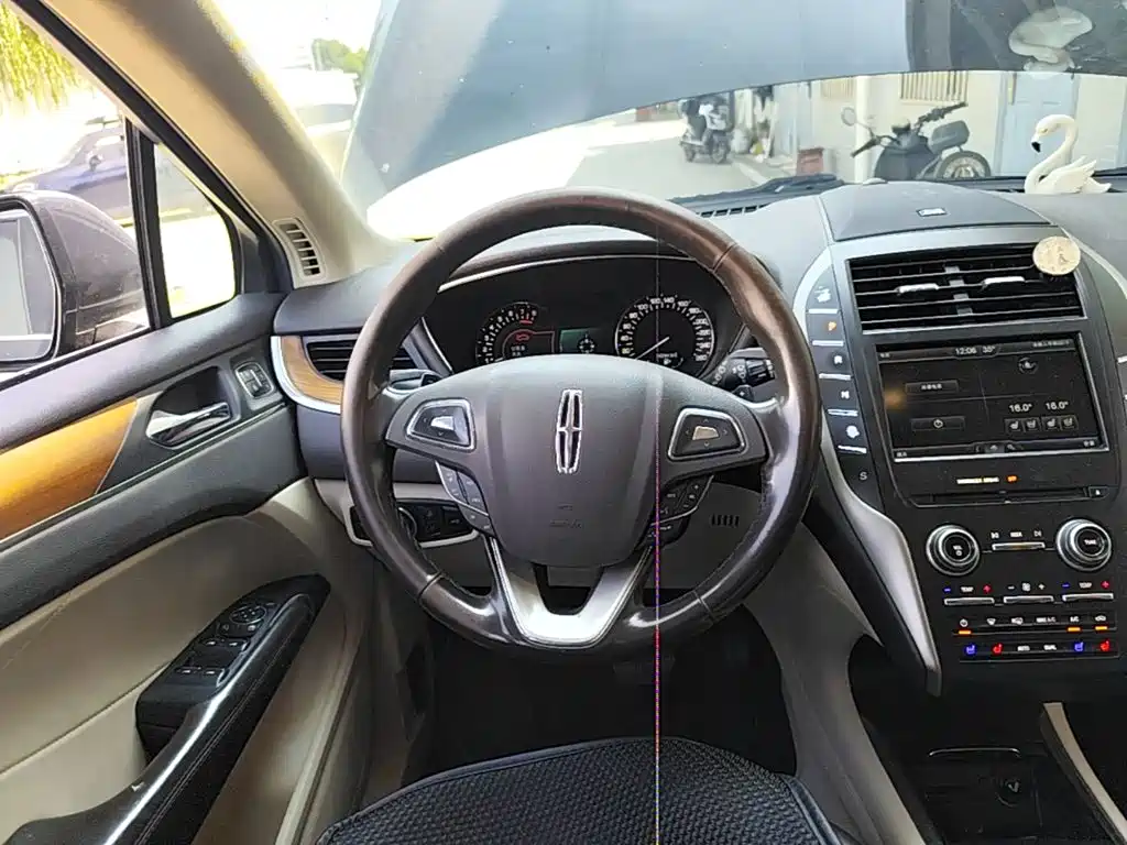 Lincoln MKC — миниатюра 11