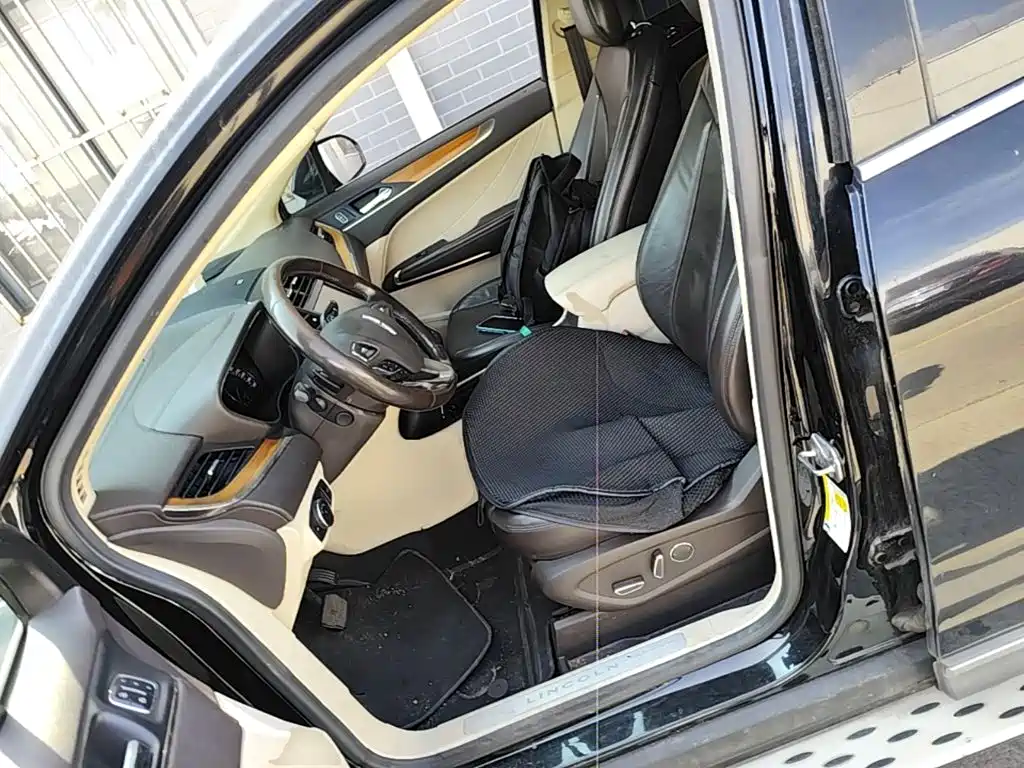 Lincoln MKC — миниатюра 15