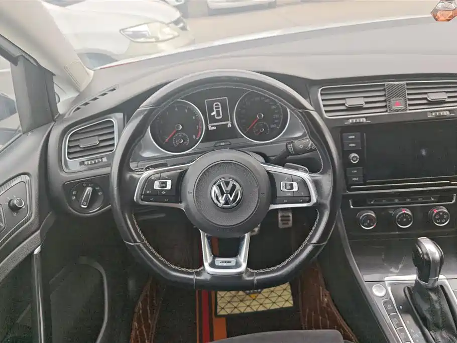 VOLKSWAGEN GOLF