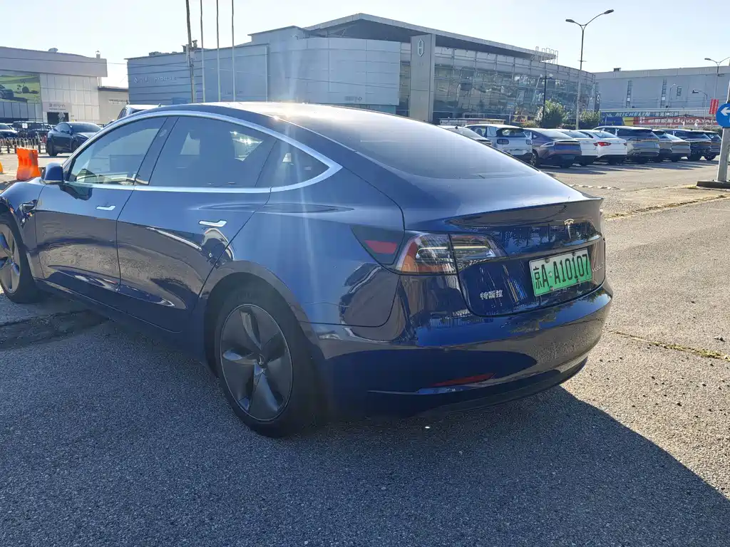 Tesla Model 3 — миниатюра 7