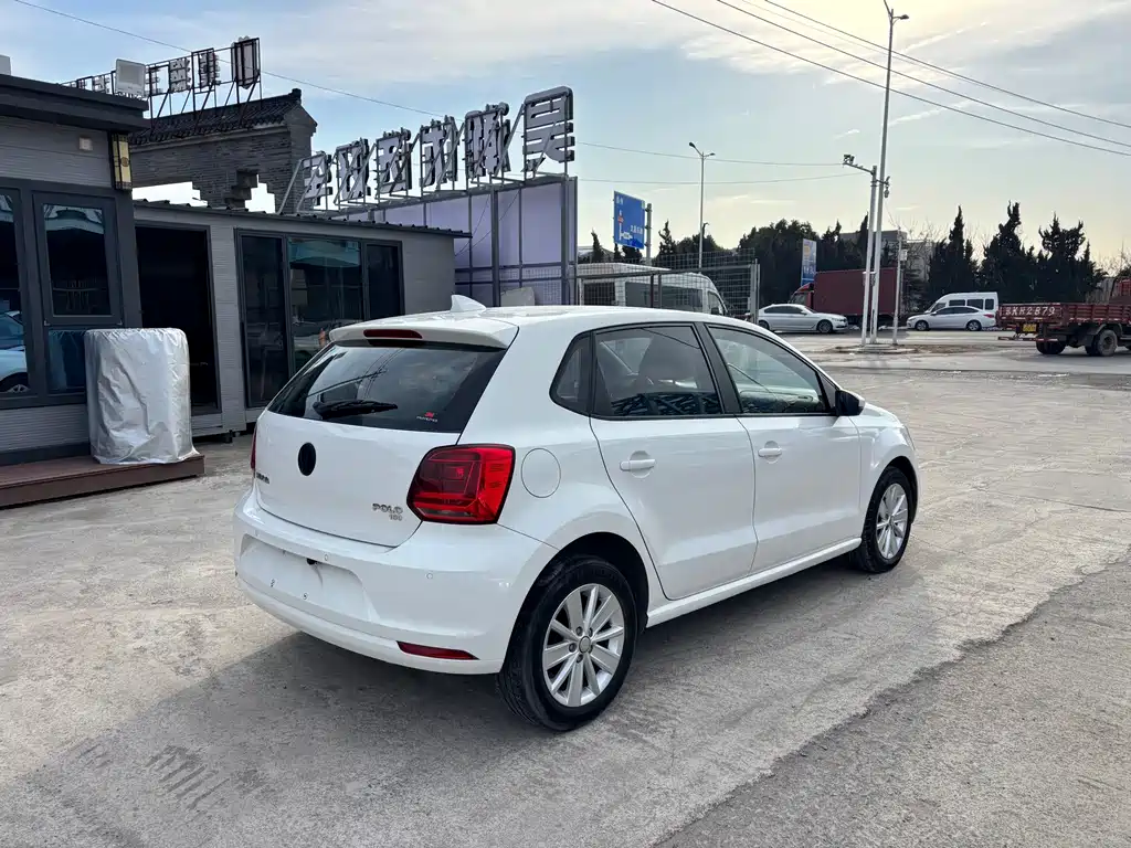 VOLKSWAGEN POLO