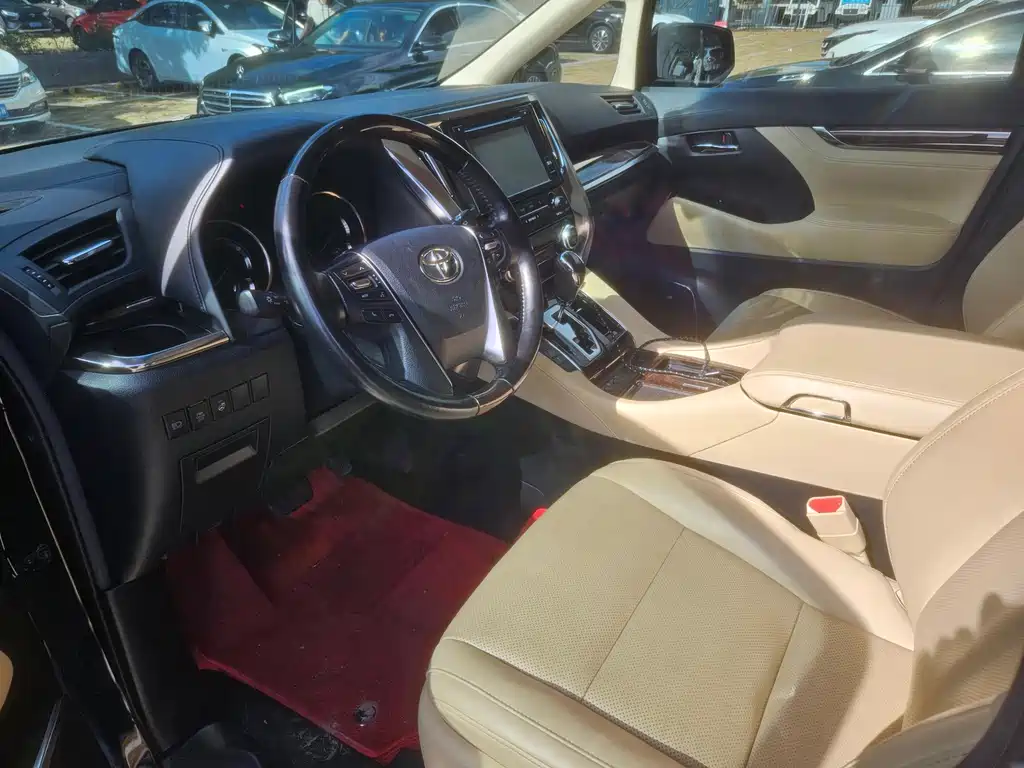 Toyota Alphard — миниатюра 9