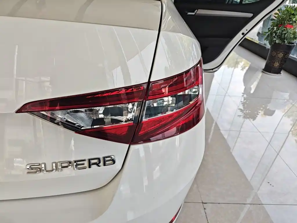 Skoda Superb — миниатюра 8