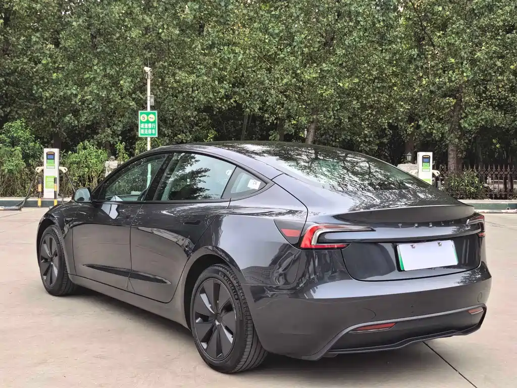Tesla Model 3 — миниатюра 18