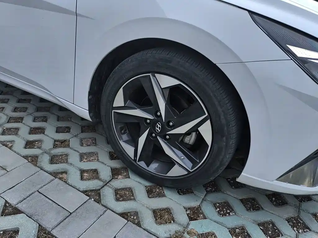 Hyundai Elantra — миниатюра 8
