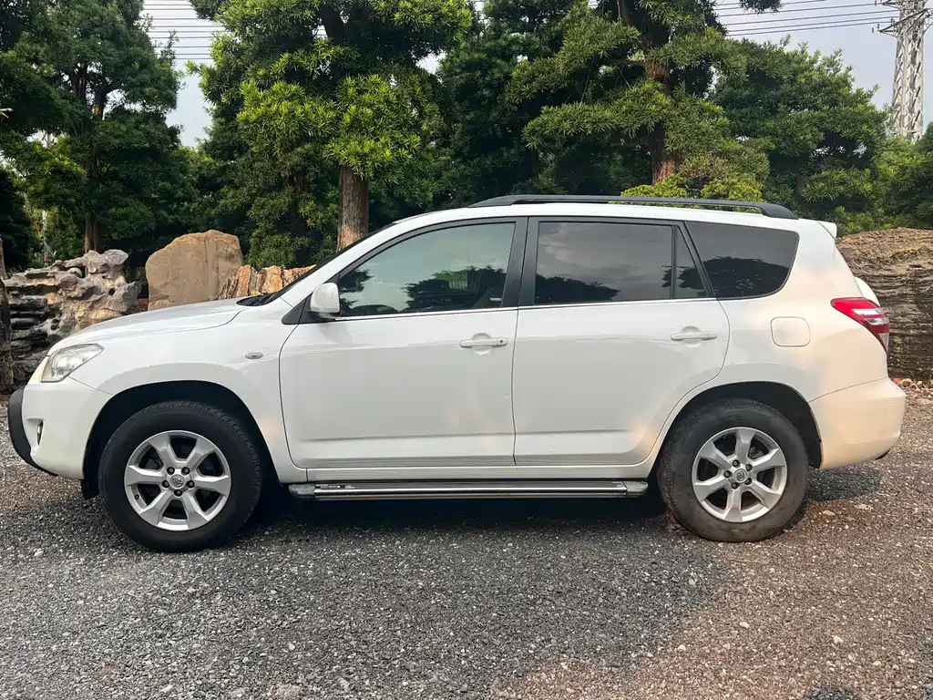 Toyota RAV4 — миниатюра 7