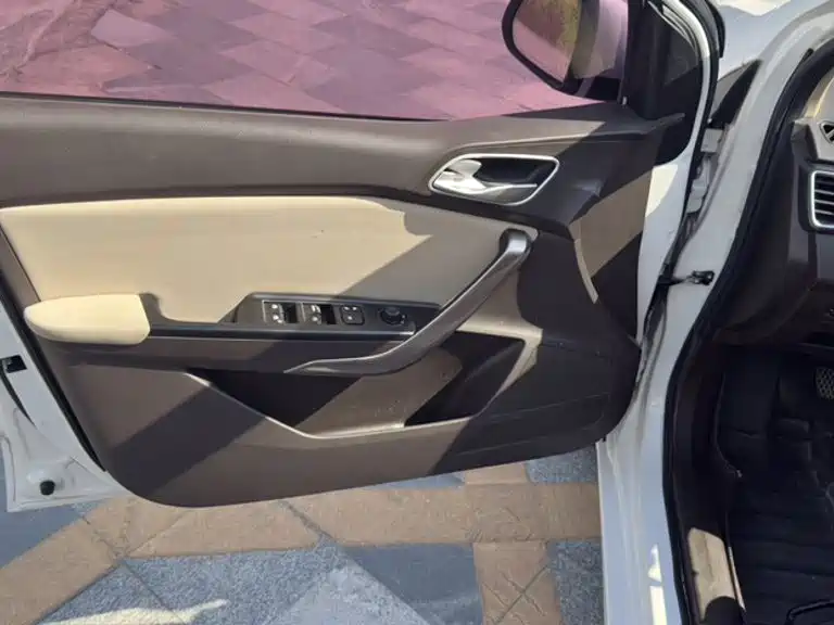 Baojun 310W — миниатюра 10