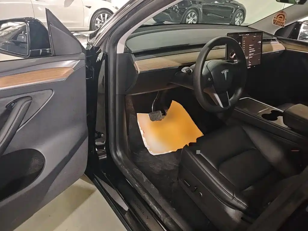 Tesla Model Y — миниатюра 16