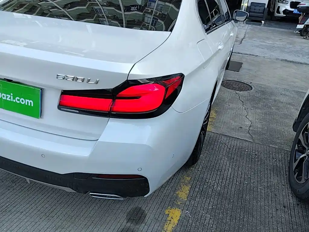 BMW 5 Series — миниатюра 8