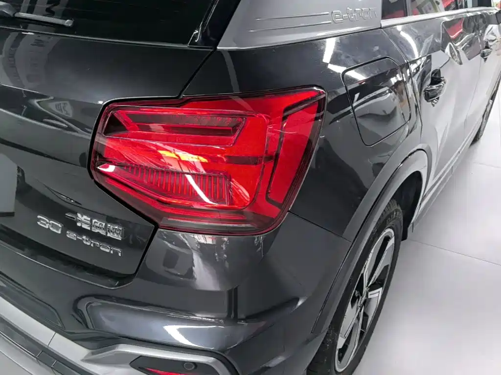 Audi Q2L e-tron — миниатюра 8