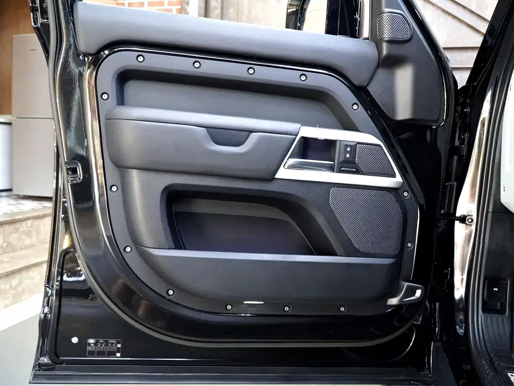 Land Rover Defender — миниатюра 19