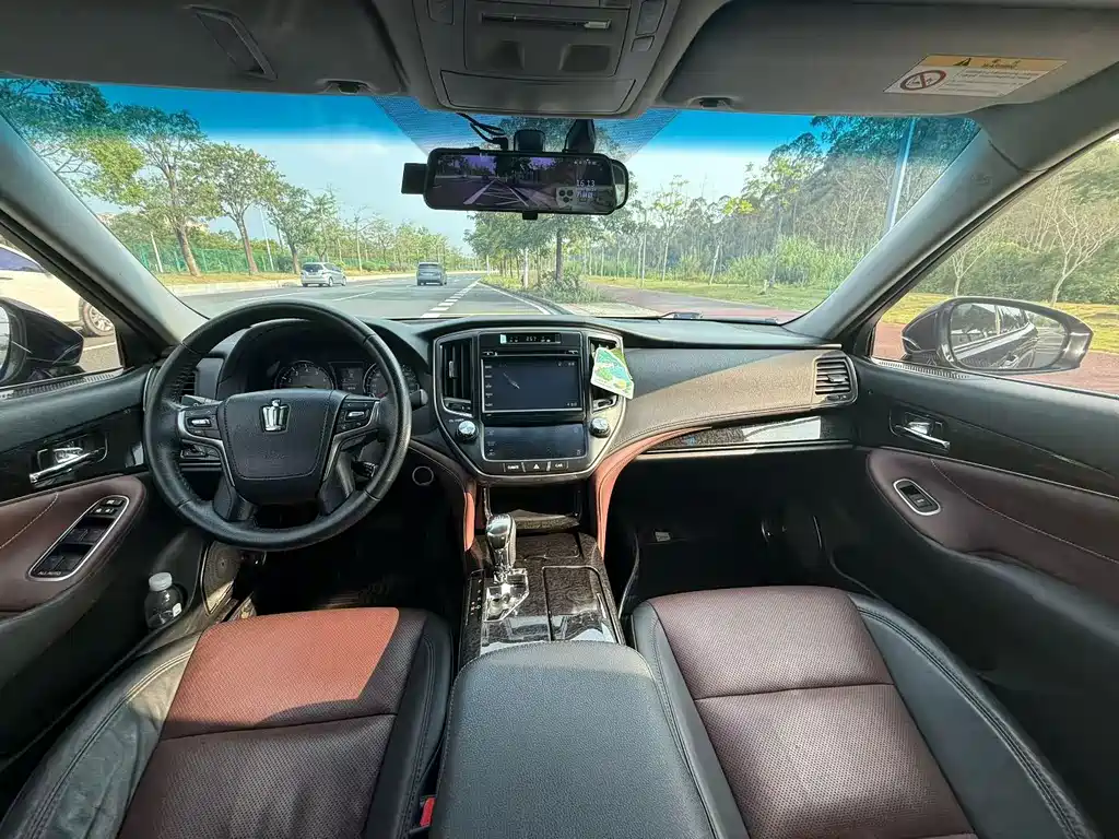 Toyota Crown — миниатюра 6