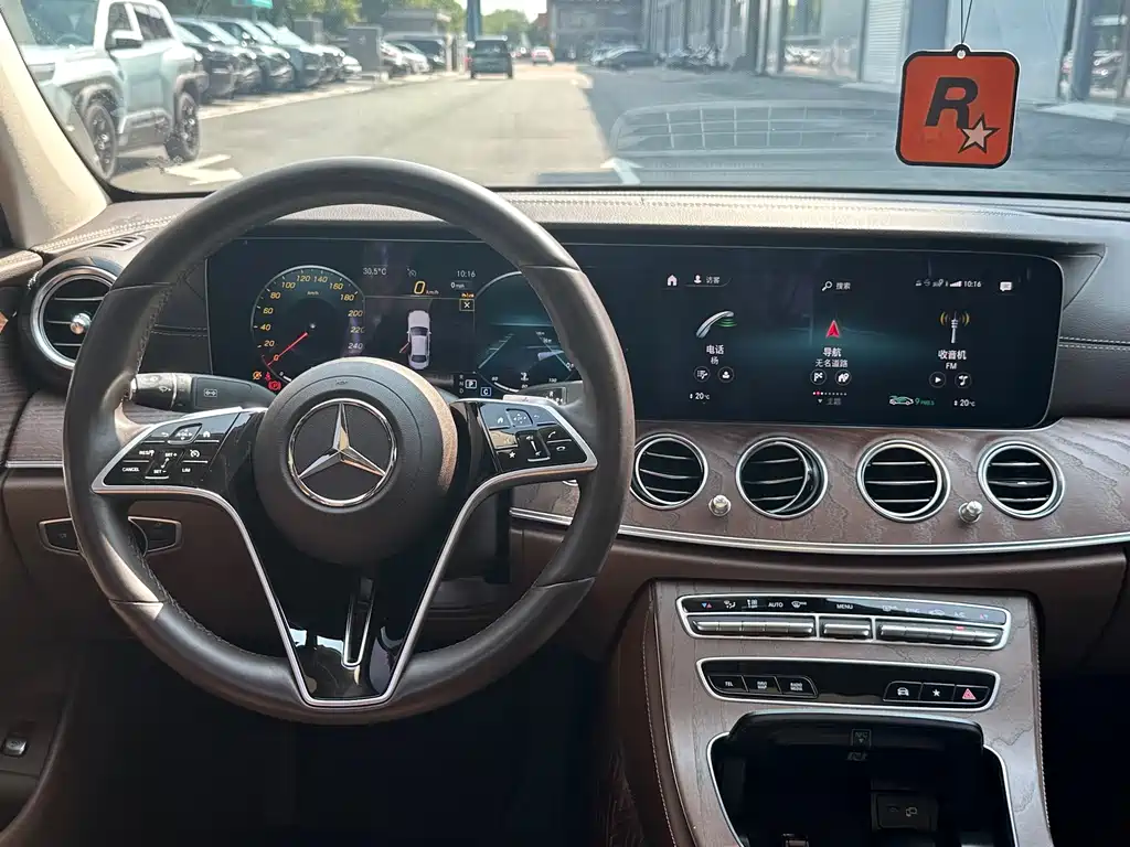 Mercedes-Benz E-Class — миниатюра 9