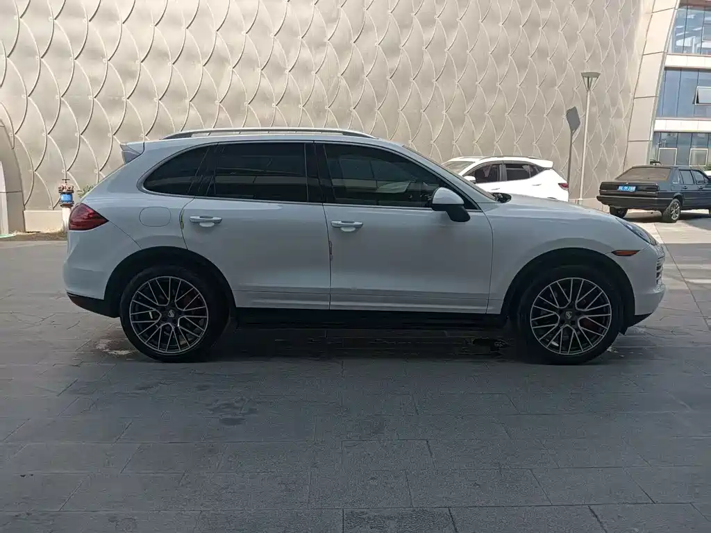 Porsche Cayenne — миниатюра 7