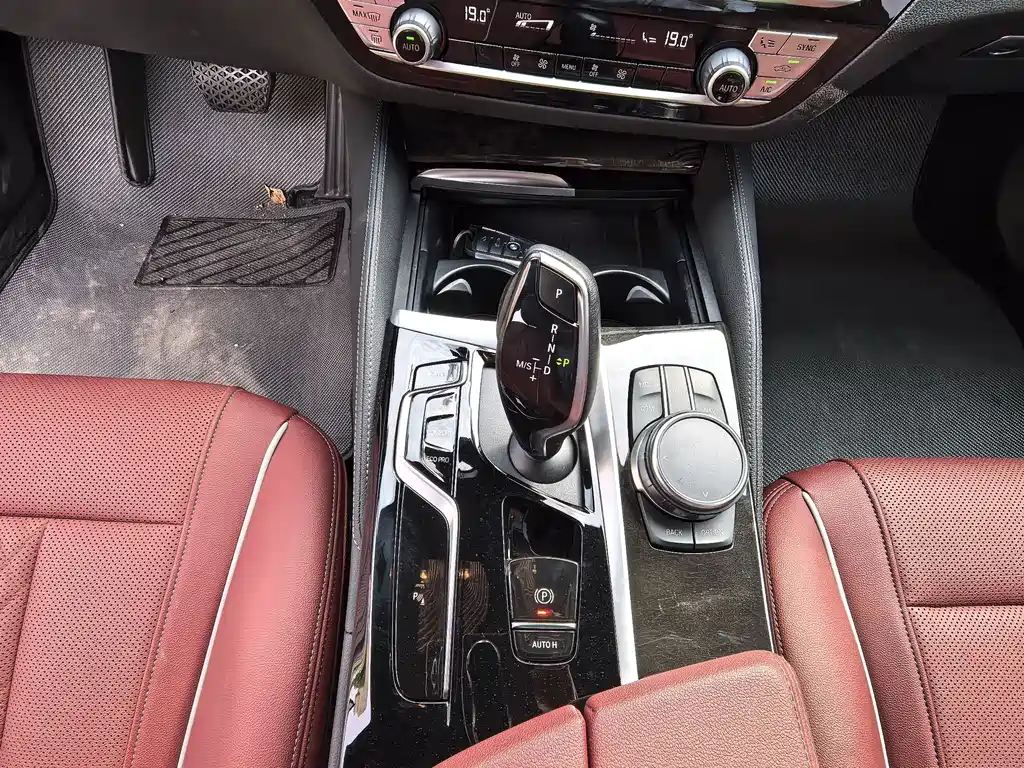 BMW 5 Series — миниатюра 10