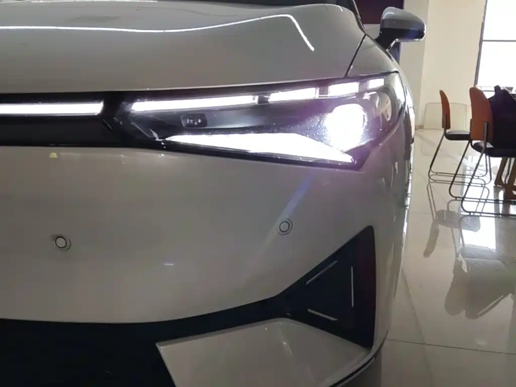 XPeng P5 — миниатюра 24