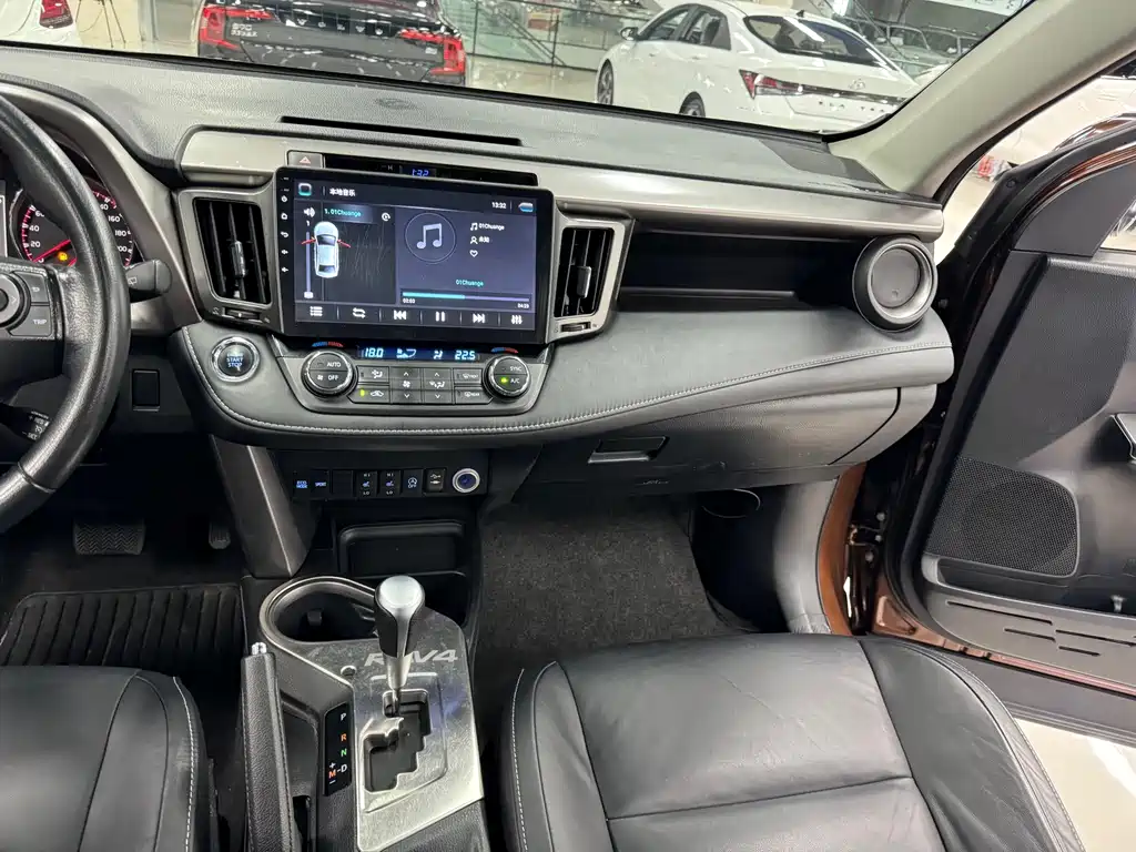 Toyota RAV4 — миниатюра 11