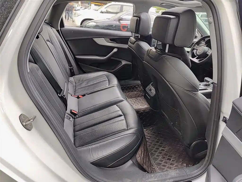 Audi A4L - фото 11