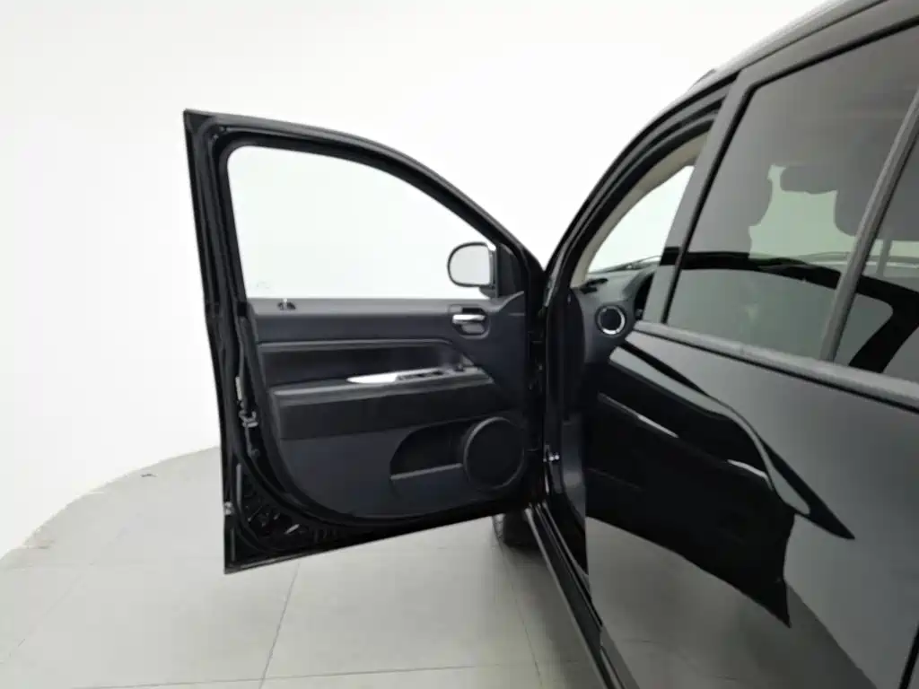 Jeep Compass (Import) — миниатюра 8