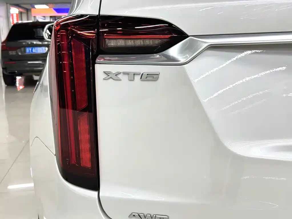 Cadillac XT6 2021 28T мест