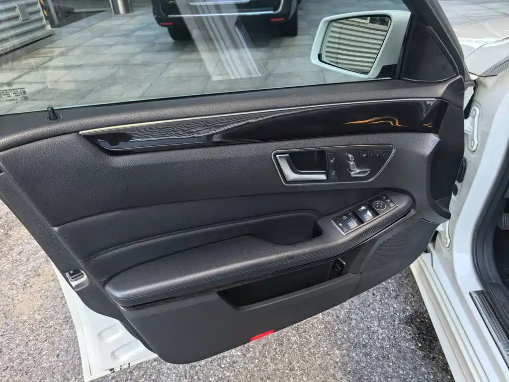 Mercedes-Benz E-Class — миниатюра 14