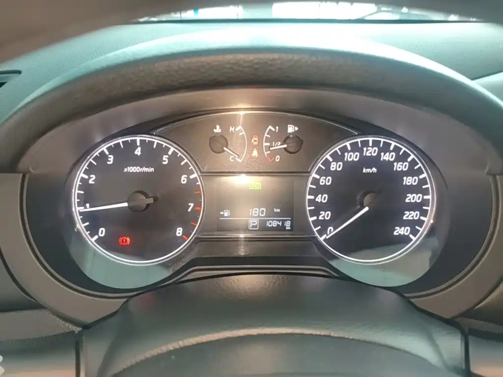 Nissan Tiida — миниатюра 12