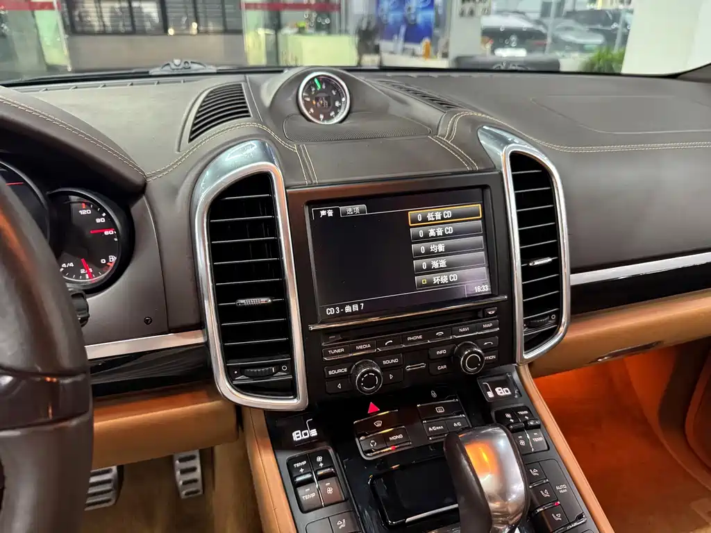 Porsche Cayenne — миниатюра 13