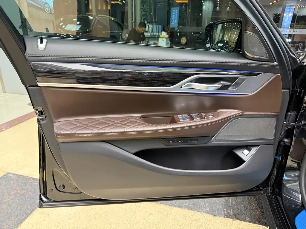 BMW 7 Series — миниатюра 5