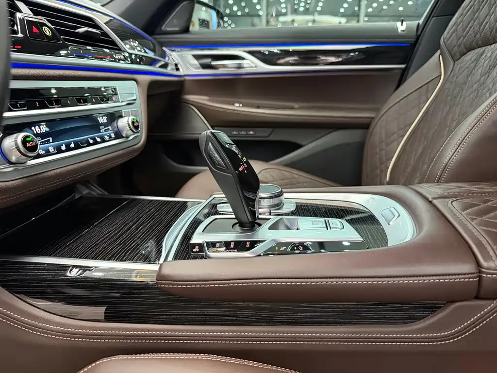 BMW 7 Series — миниатюра 17