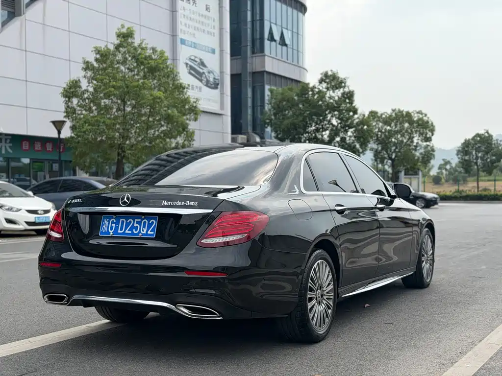 Mercedes-Benz E-Class — миниатюра 17