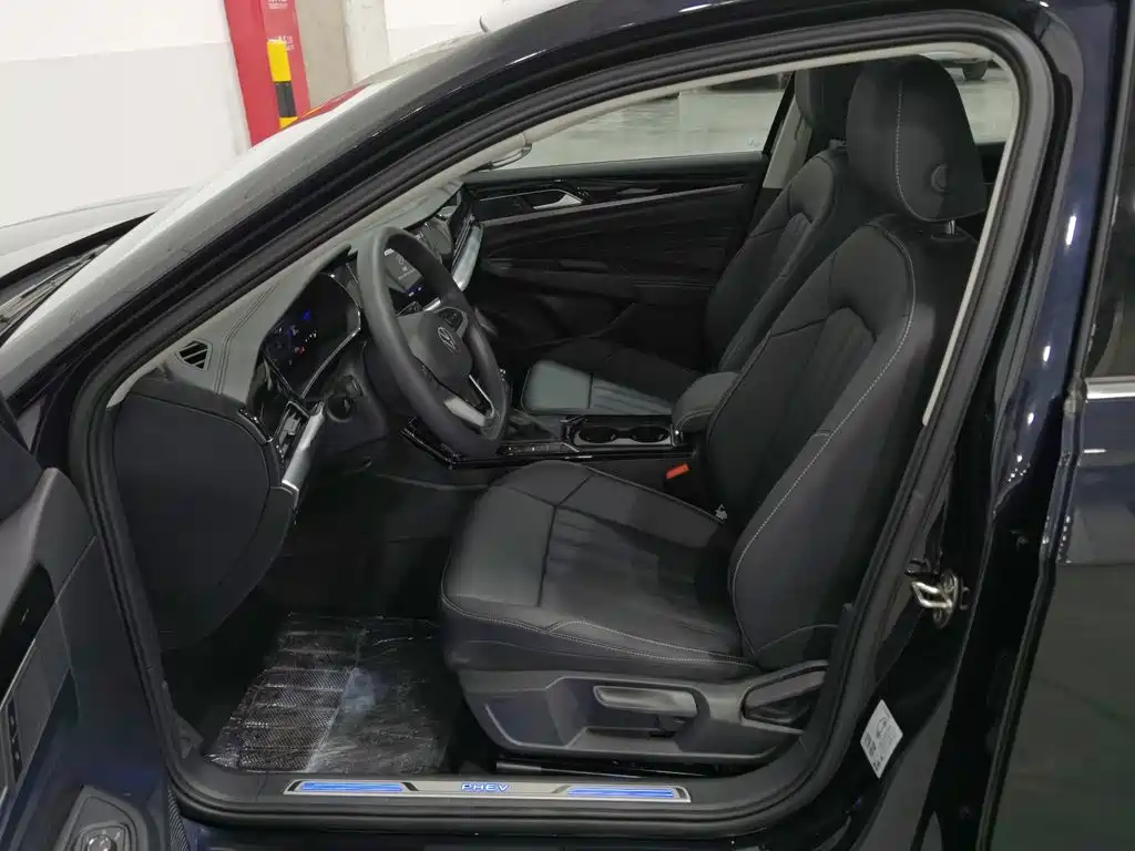 Volkswagen Passat PHEV — миниатюра 10