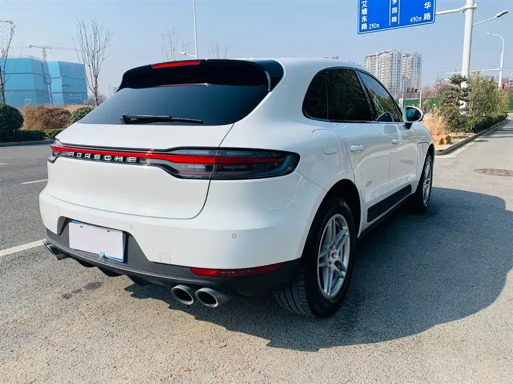 PORSCHE MACAN