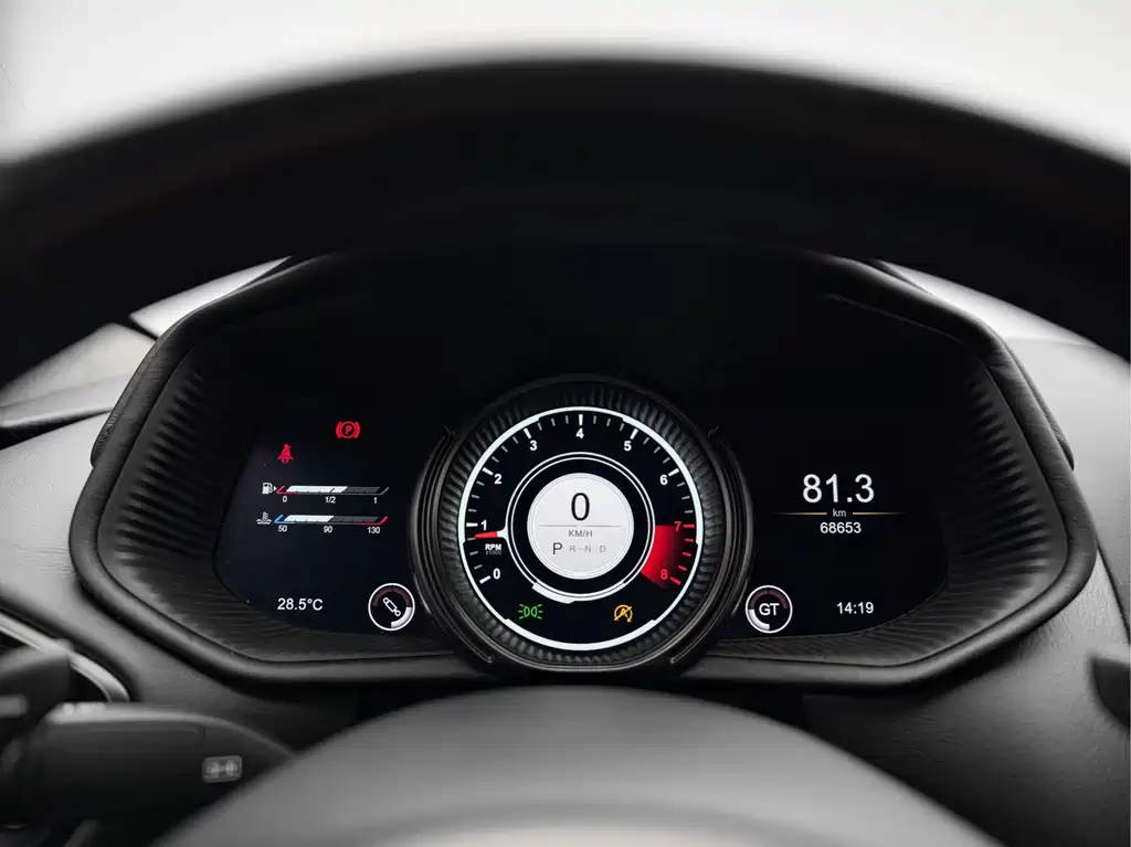Aston Martin DB11 — миниатюра 19