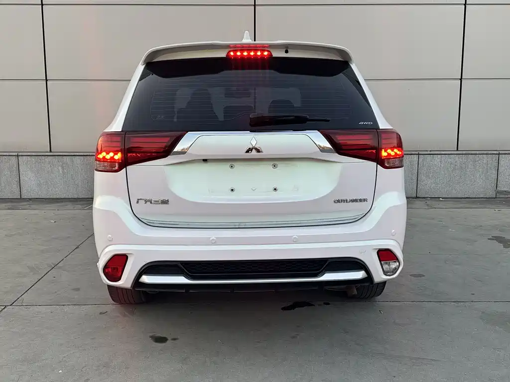 MITSUBISHI OUTLANDER