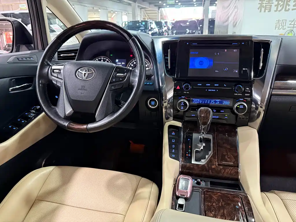 Toyota Alphard — миниатюра 7