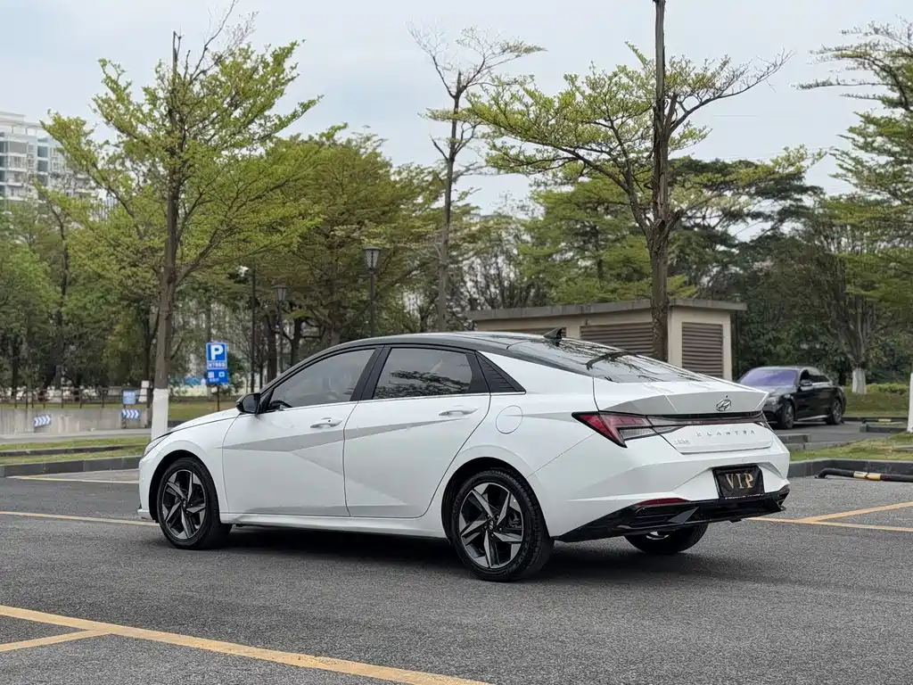 HYUNDAI ELANTRA