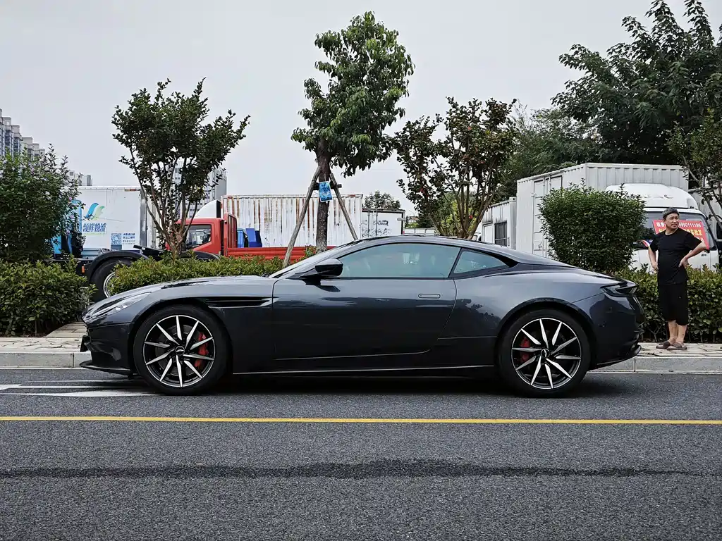 Aston Martin DB11 — миниатюра 5