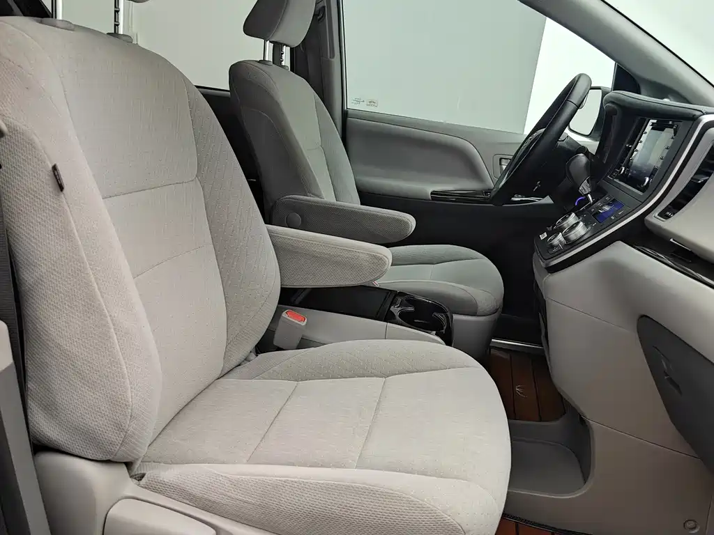 Toyota Sienna — миниатюра 19