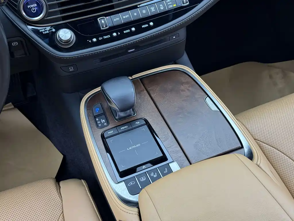 Lexus LS — миниатюра 8
