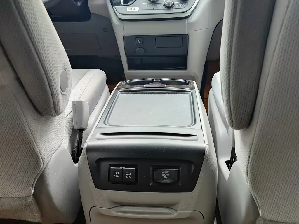 Toyota Sienna — миниатюра 23