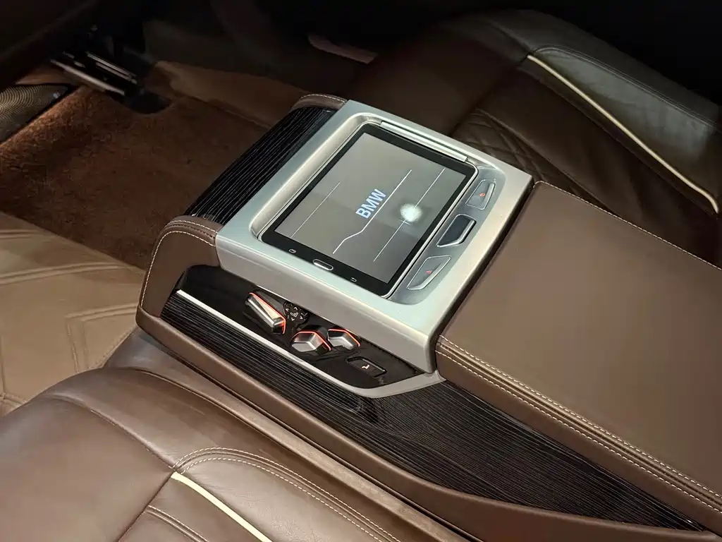 BMW 7 Series — миниатюра 15