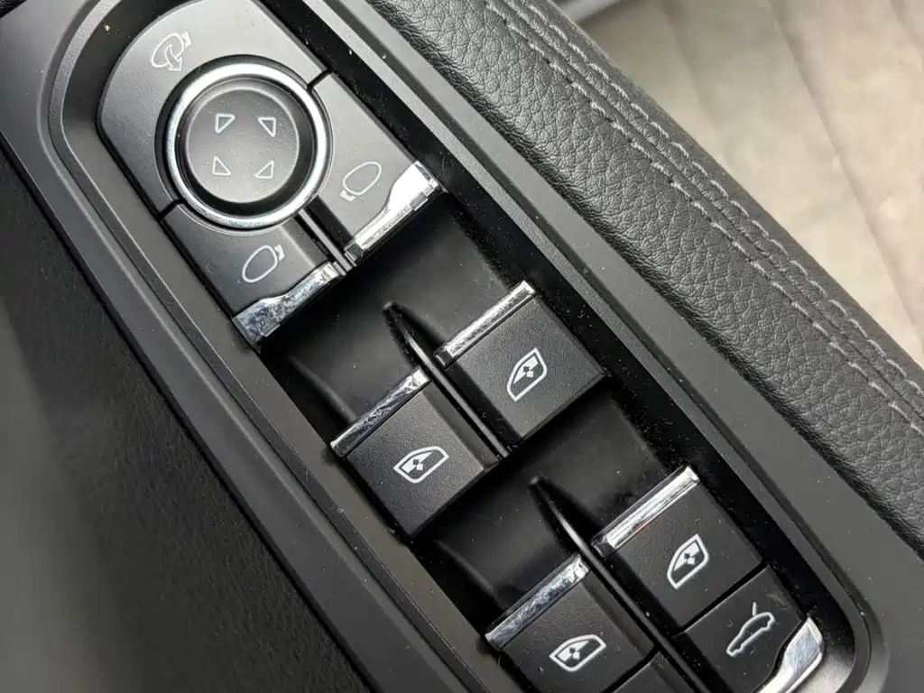 Porsche Macan — миниатюра 14