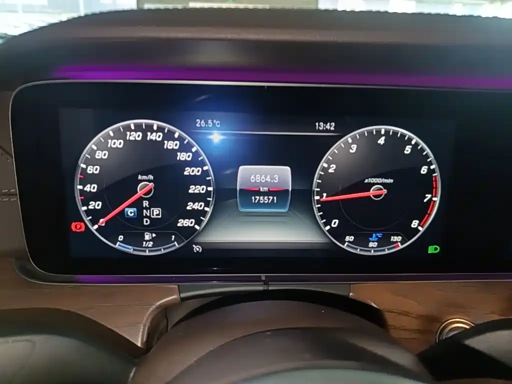Mercedes-Benz E-Class — миниатюра 12