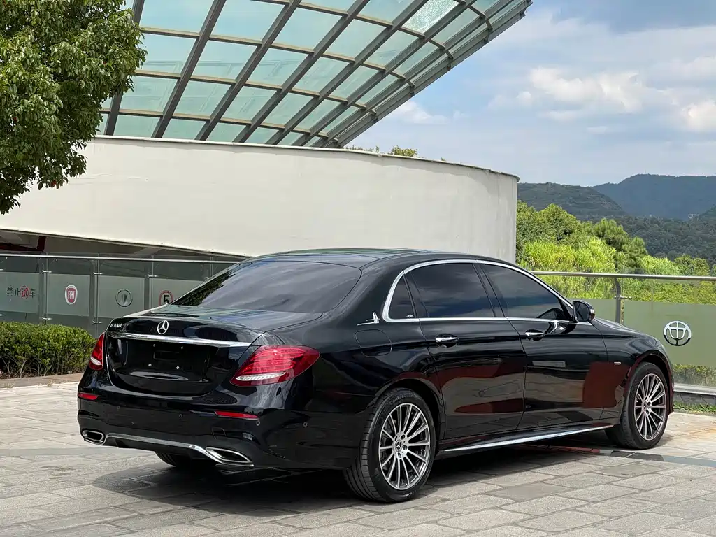 Mercedes-Benz E-Class — миниатюра 9
