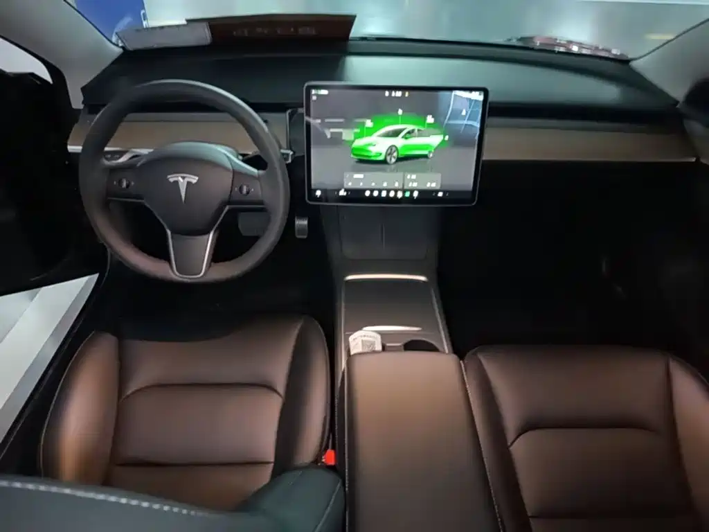 Tesla Model 3 — миниатюра 10