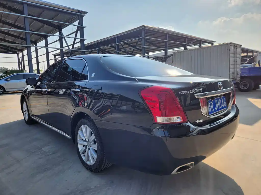 Toyota Crown — миниатюра 6