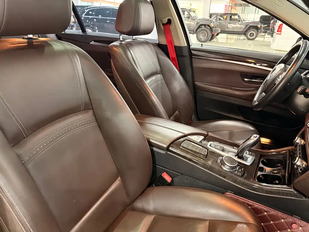 BMW 5 Series — миниатюра 13