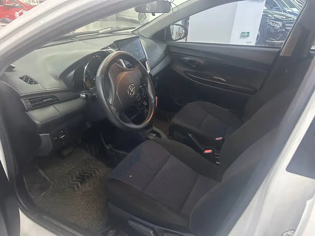 Toyota Yaris L — миниатюра 2